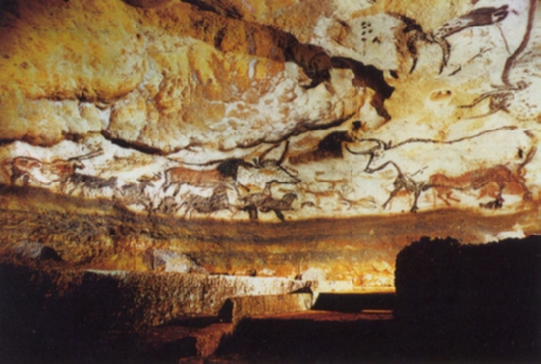 Gesamtansicht der Großen Halle von Lascaux, Frankreich, um 16 000-14 000 v. Chr., Pigment auf Kalksteinfelsen. Abb. 1.7, ebd., S. 32.