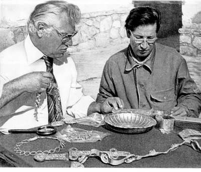Archaeologist Viktor Sarianidi (left) and Terkesh Khodzhanyanov inspecting gold objects excavated from Tillya Tepe, Tomb IV, 1978 - © Viktor Saranidi, National Museum of Afghanistan  / Musée Guimet