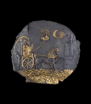 Fig. 10: Cat. No. 23: Ceremonial plaque depicting Cybèle (Aï Khanum, Temple with niches), beginning of the 3rd century BC (gilded silver, diameter: 25 cm(9 13/ 16)) - National Museum of Afghanistan © Thierry Ollivier / Musée Guimet
