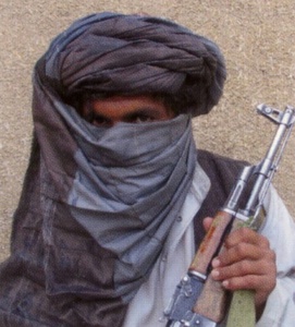 Das Selbstmordattentat als "Heilige Waffe" legitimiert: Taliban-Kämpfer; Abb. ebd., Tafel II)