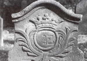 Symbole auf Grabsteinen des Jüdischen Friedhofs in Darmstadt-Bessungen: Stein Nr. 12 (Krone); ebd., Abb., S. 30.