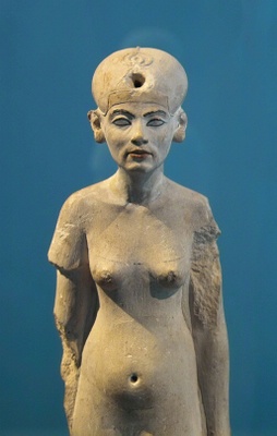Statue der Nofretete im Ägyptischen Museum Berlin. Quelle: Thomas Pries 2006.