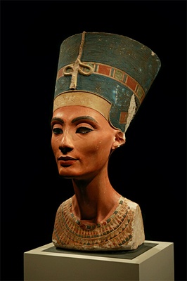 Bust of queen Nefertiti in the Altes Museum, Berlin. Author: Arkadiy Etumyan