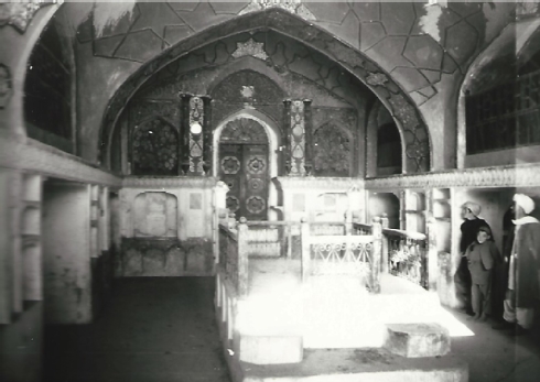 The Mullah Garji, or Mullah Ashur Synagogue, in 1973 (now mostly in ruins); interior view showing the richly painted west wall with the aron ha-qodesh (ark) against the western wall - Courtesy of Werner Herberg, 1973 (www.museo-on.com)